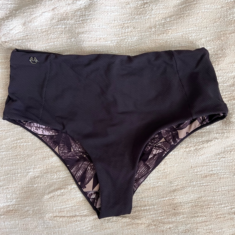 Reversible high rise bottoms